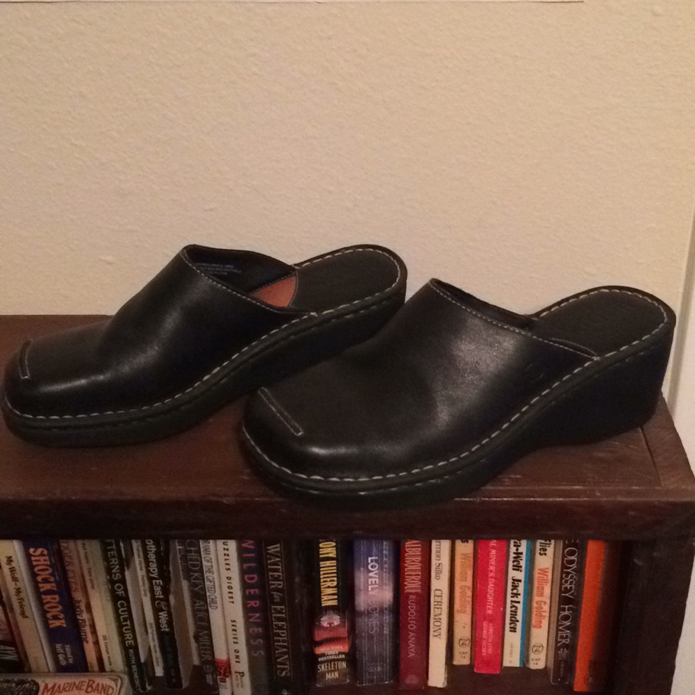 💥 Like new! Born slip on clog wedge, sz 39.